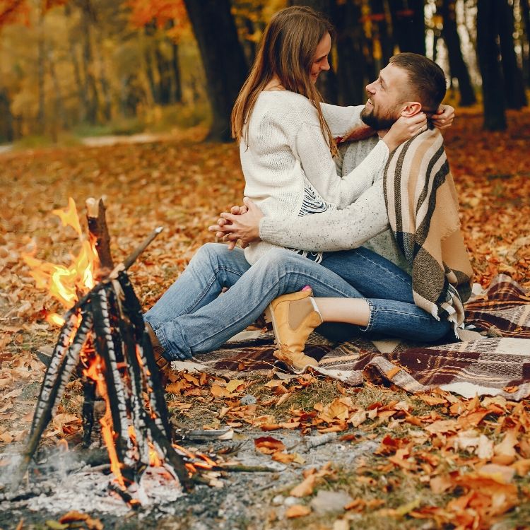 top-fall-engagement-wedding-anniversary-photo-ideas-missnowmrs